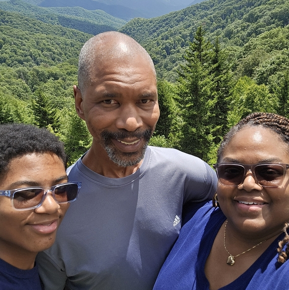 Meet your Posher, Pamela - Picture 2 of 3